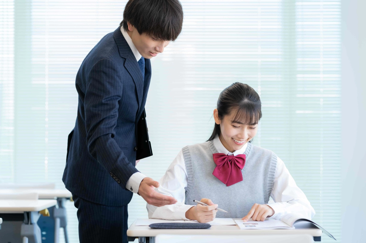 個別指導は、生徒一人ひとりに個別で指導を行う授業形態です。生徒それぞれの学習状況や理解度に合わせて、まさにオーダーメイドのようなきめ細かい指導が求められます