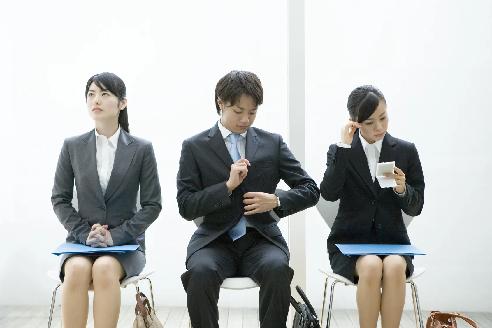 「男性：スーツ　女性：ブラウス」はNG!?塾講師募集・採用時に守らなければいけない2つのルール