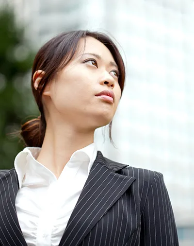 スキッパー（開き襟）がグシャッとなっている状態