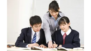 塾講師が生徒に教えている様子