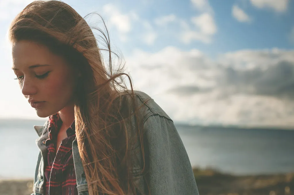 目を閉じている女性