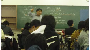 学校で授業を受け持つ著者