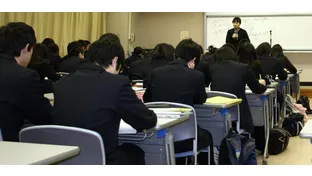 高校で講演する著者