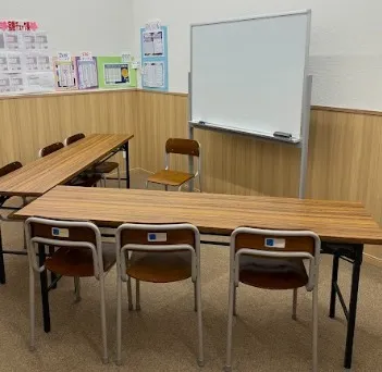 国大セミナー様の最大の特徴「6名制」を支えるL字型机 国大セミナー様の最大の特徴「6名制」を支えるL字型机