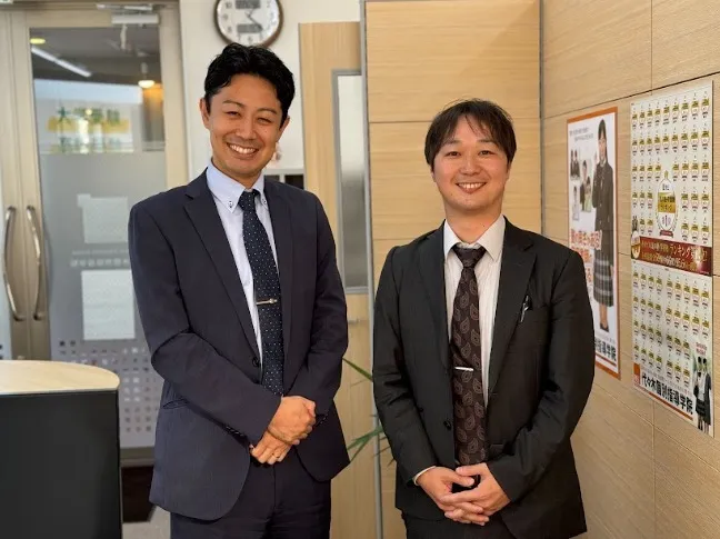 今回取材に応じていただいた今回取材に応じていただいた運営部の古川様(左)と教室長の井本様(右) 今回取材に応じていただいた今回取材に応じていただいた運営部の古川様(左)と教室長の井本様(右)