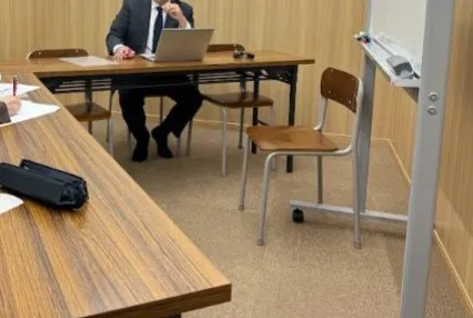 国大セミナー藤井様と塾講師ステーション情報局編集部との取材風景 国大セミナー藤井様と塾講師ステーション情報局編集部との取材風景