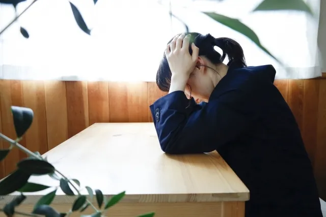 悩んでいる女の人